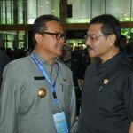 Gubri, HM Rusli Zainal berbincang serius dengan Mendagri, H Gamawan Fauzi disela Rapat Kerja Daerah 2013 di Jakarta, Senin (28/1/13). foto Humas Pemprov Riau