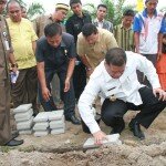Bupati Indragiri Hulu Yopi Arianto, SE melakukan peletakan batu pertama pembangunan gedung Madrasah Ibtidaiyah Al Futuhiyah. Foto Humas Inhu/Inung