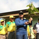 Bupati Inhu, Yopi Arianto mengangkat bibit pohon yang akan ditanamnya usai menjadi Irup Hari Lingkungan Hidup se-Dunia di Base Camp TNBT Inhu.Foto Humas Inhu